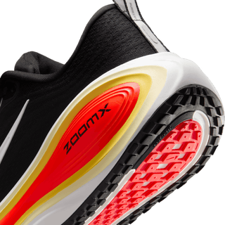VOMERO PLUS - BLACK / BRIGHT CRIMSON
