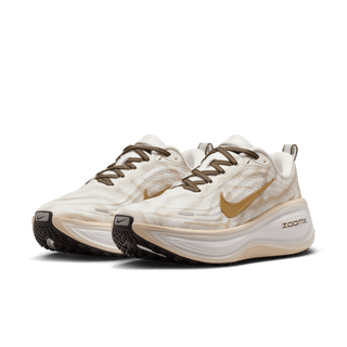 WMNS VOMERO PLUS - SUMMIT WHITE / DARK HAZEL