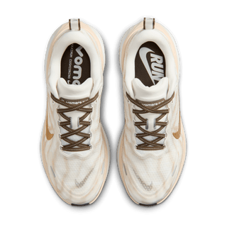 WMNS VOMERO PLUS - SUMMIT WHITE / DARK HAZEL