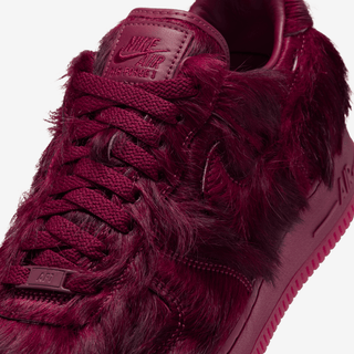 AIR FORCE 1 QS "PONY HAIR TEAM RED"